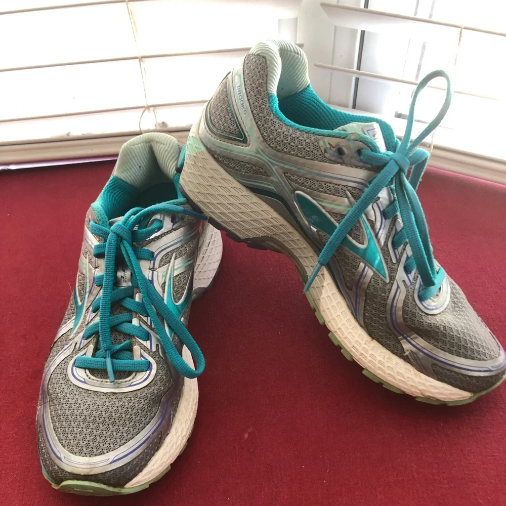 Brooks women’s size 7 athletic shoes. - Picture 1 of 9